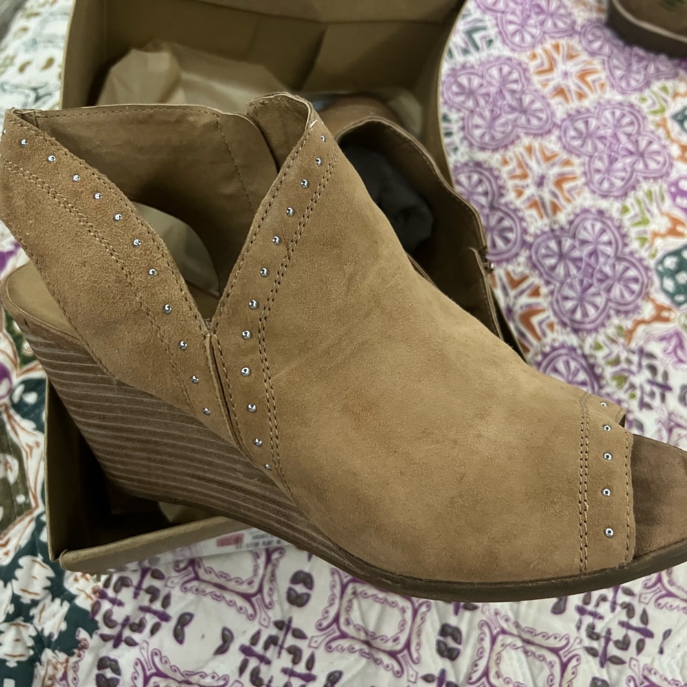 NWT Lucky Brand Tan Peep Toe Sling Wedge Size 10